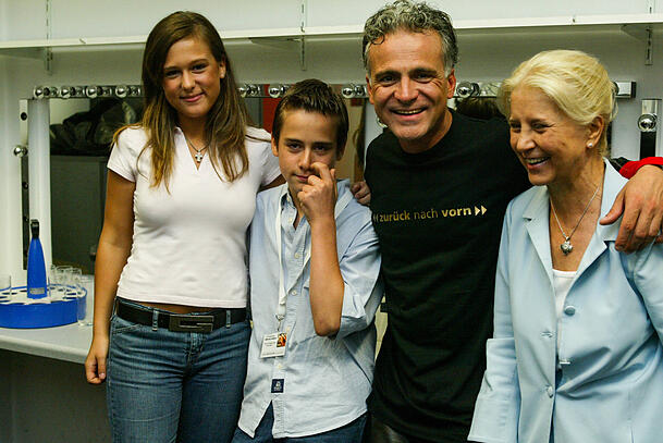 Nino de Angelo, seine Tochter Louisa Marie (l.), Sohn Luca Leon und de Angelos Mutter Stella im Juni 2003. Zu Louisa und Luca pflegt der Sänger heute ein gutes Verhältnis. Zu seinem dritten Kind Domenico besteht jedoch kein Kontakt. Nino de Angelo, seine Tochter Louisa Marie (l.), Sohn Luca Leon und de Angelos Mutter Stella im Juni 2003. Zu Louisa und Luca pflegt der Sänger heute ein gutes Verhältnis. Zu seinem dritten Kind Domenico besteht jedoch kein Kontakt.