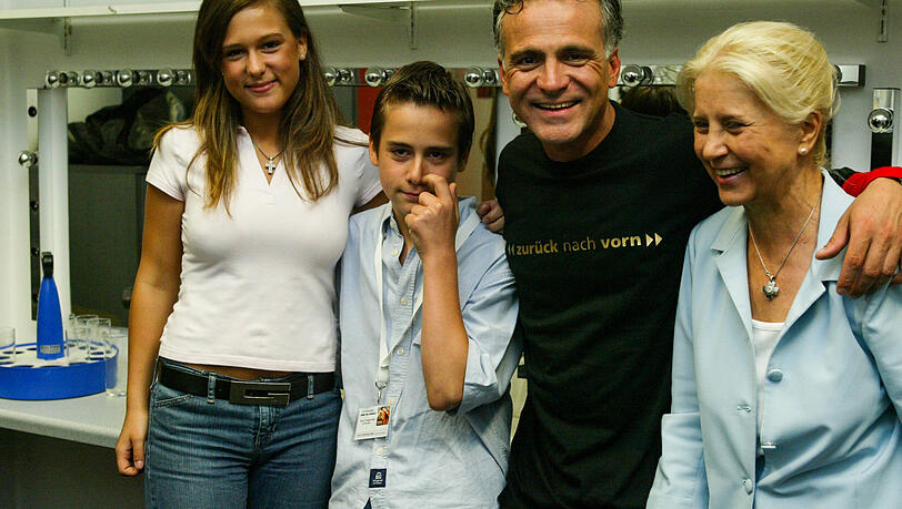 Nino de Angelo, seine Tochter Louisa Marie (l.), Sohn Luca Leon und de Angelos Mutter Stella im Juni 2003. Zu Louisa und Luca pflegt der Sänger heute ein gutes Verhältnis. Zu seinem dritten Kind Domenico besteht jedoch kein Kontakt. Nino de Angelo, seine Tochter Louisa Marie (l.), Sohn Luca Leon und de Angelos Mutter Stella im Juni 2003. Zu Louisa und Luca pflegt der Sänger heute ein gutes Verhältnis. Zu seinem dritten Kind Domenico besteht jedoch kein Kontakt.