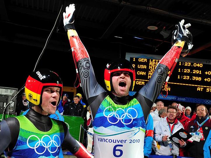 Patric Leitner (r) und Alexander Resch jubeln nach dem Gewinn der Bronze-Medaille.
