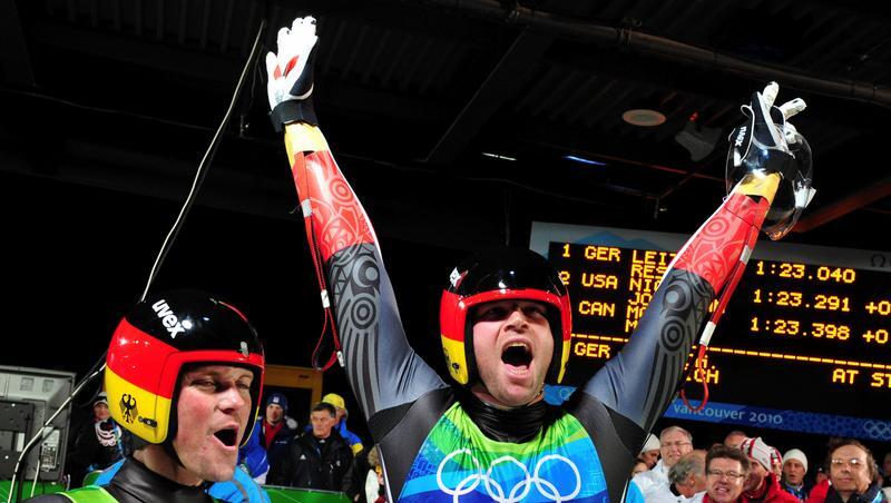 Patric Leitner (r) und Alexander Resch jubeln nach dem Gewinn der Bronze-Medaille. Patric Leitner (r) und Alexander Resch jubeln nach dem Gewinn der Bronze-Medaille.