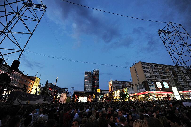 Super Stimmung auf dem ESC-Fanfest auf der Reeperbahn: Trotz der Kritik am diesjährigen Austragungsland feierten die Fans in Hamburg eine unbeschwerte Party. Die Bilder!