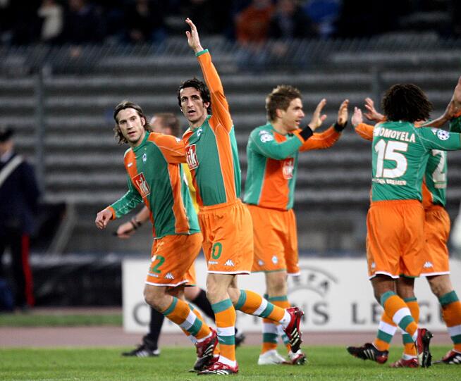 Von unglücklichen Niederlagen kann auch Werder Bremen ein Lied singen. Wir schreiben das Jahr 2006. Damals spielten bei Bremen noch Spieler wie Johann Micoud, Mirsolav Klose und Tim Wiese. Im Achtelfinale der Champions League traf Bremen auf Juventus Turin. Im Hinspiel drehte Werder Bremen das Spiel noch, in den letzten Minuten. Die Hanseaten gewannen mit 3:2