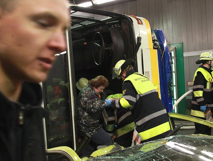 Ein schwerer Autounfall im Tunnel, klaffende Wunden, schreiende Verletzte: Rettungskräfte haben den Ernstfall im Richard-Strauss-Tunnel geprobt. Die AZ war dabei und hat den großen Übungseinsatz verfolgt.