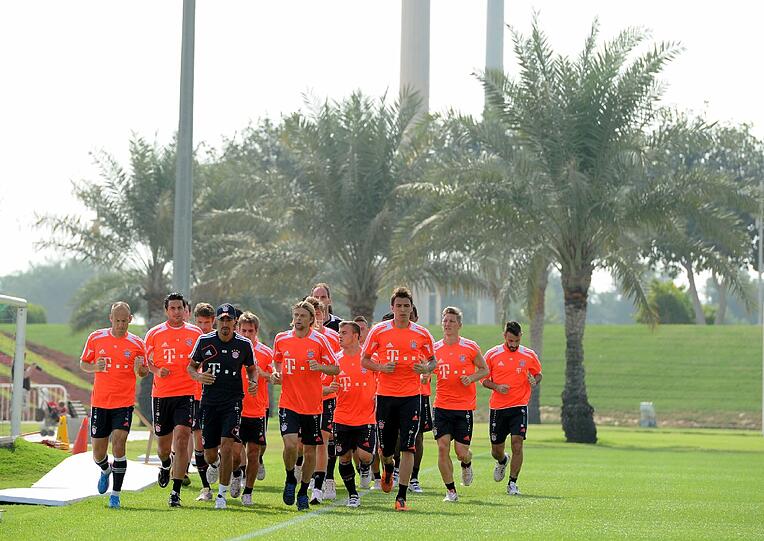 Während Manuel Neuer durch den Sand springt, absolviert der Rest der Spieler ein leichtes Regenerationstraining.