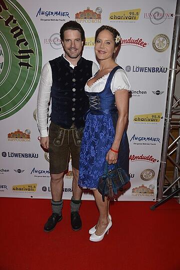 Auch dieses Jahr feierten 2.000 Gäste am Auftakt-Abend der Nacht der Tracht in Dirndl und Lederhosn ein rauschendes Fest im Löwenbräukeller! Bereits zum 12. Mal zapften die Veranstalter Wiesnwirt Christian Schottenhamel und Eventmanager Philip Greffenius beim traditionellen Anstich der Nacht der Tracht das erste Fass gekonnt mit nur zwei Schlägen an, und freuten sich über die gute Stimmung im Festsaal. Die Bilder!