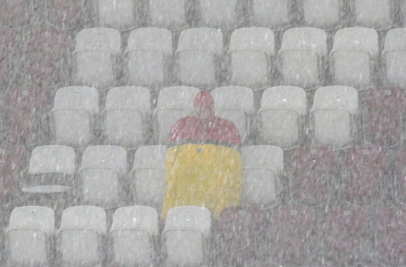 Ein heftiges Unwetter mit Regen und Hagel in Augsburg wurde (fast) zum Spielverderber beim EM-Test zwischen Deutschland und der Slowakei. Die Bilder.