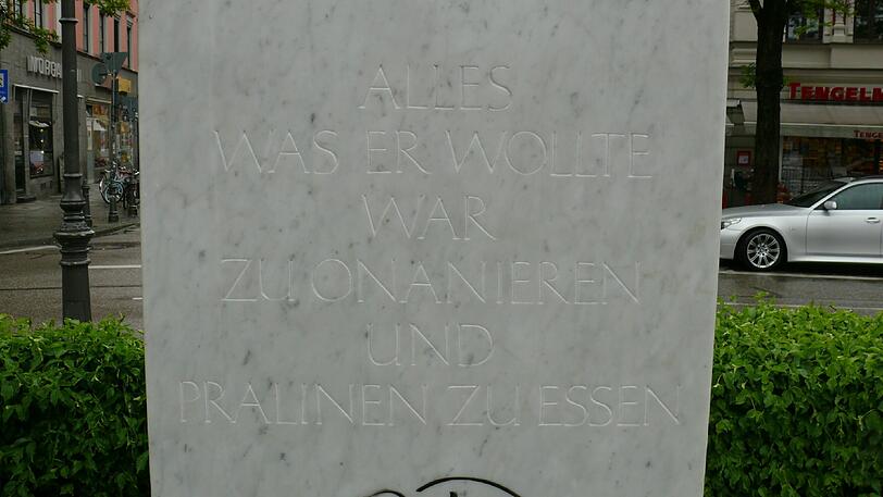 "Alles was er wollte war zu onanieren und Pralinen zu essen" ist hier eingemeißelt. Jetzt steht fest: Das hat ein Künstler geträumt.