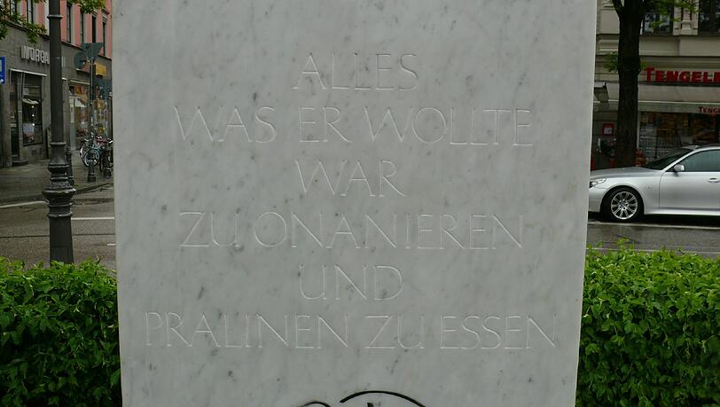 "Alles was er wollte war zu onanieren und Pralinen zu essen" ist hier eingemeißelt. Jetzt steht fest: Das hat ein Künstler geträumt. "Alles was er wollte war zu onanieren und Pralinen zu essen" ist hier eingemeißelt. Jetzt steht fest: Das hat ein Künstler geträumt.