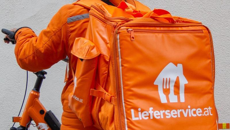 Ein Mitarbeiter von Lieferservice.at steht neben seinem E-Bike. Österreich hat den weltweit ersten Kollektivvertrag für Fahrradzusteller. Ein Mitarbeiter von Lieferservice.at steht neben seinem E-Bike. Österreich hat den weltweit ersten Kollektivvertrag für Fahrradzusteller.