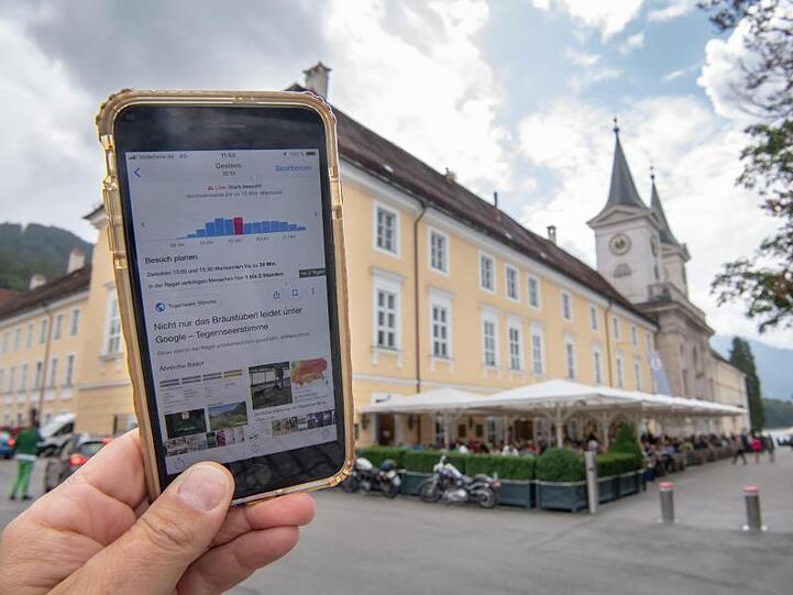 Ein Smartphone mit Google-Anzeige vor dem Bräustüberl am Tegernsee. Foto: Peter Kneffel/Archivbild