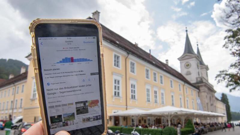 Ein Smartphone mit Google-Anzeige vor dem Bräustüberl am Tegernsee. Foto: Peter Kneffel/Archivbild Ein Smartphone mit Google-Anzeige vor dem Bräustüberl am Tegernsee. Foto: Peter Kneffel/Archivbild