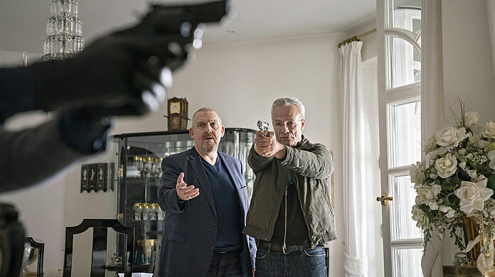 Die Kommissare Max Ballauf (Klaus J. Behrendt, r.) und Freddy Schenk (Dietmar Bär) versuchen, einen Mord zu verhindern in einer Szene des "Tatort: Der Tod der Anderen".