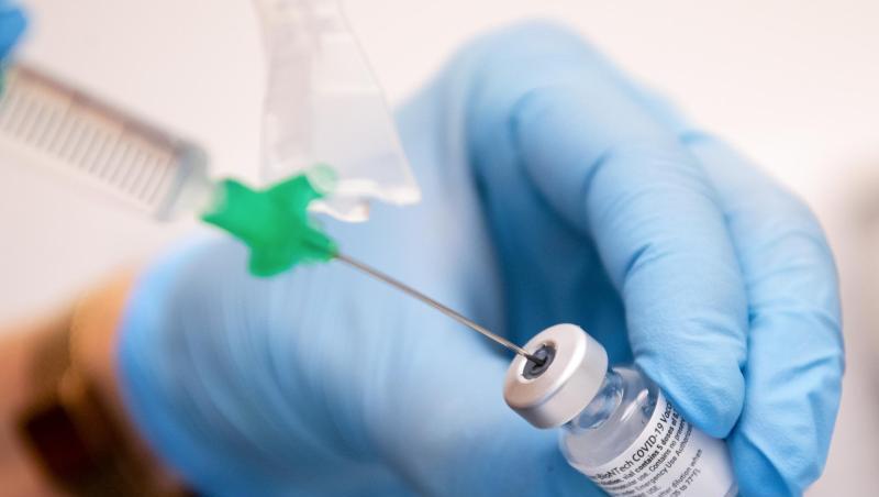 Eine Klinik-Mitarbeiterin zieht den Covid-19 Impfstoff für eine Impfung auf eine Spritze.
