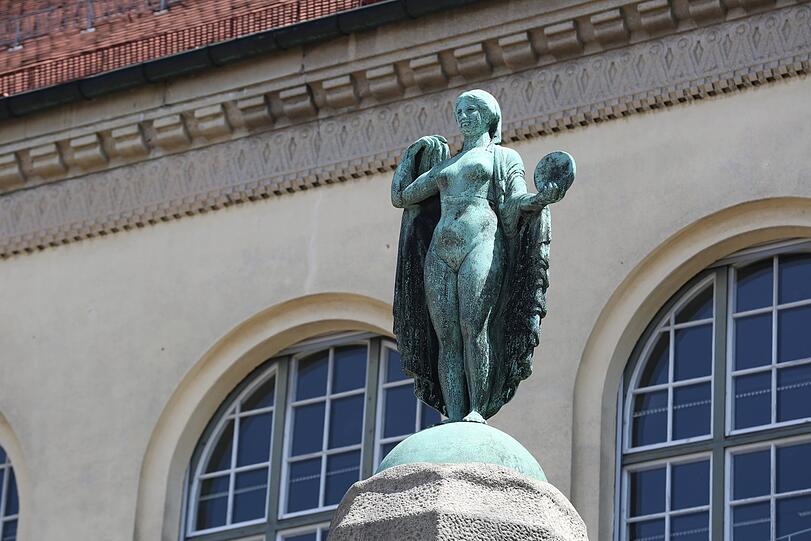 Die allegorische Figur der Wahrheit thront vor der Uni.