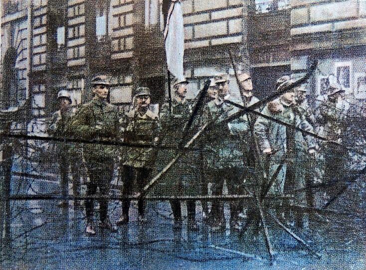 Der spätere SS-Chef Heinrich Himmler (mit Fahne) beteiligt sich an der Besetzung des Kriegsministeriums.