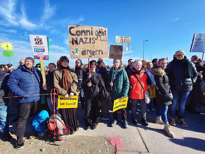 Demonstranten mit Schildern und Transparenten.