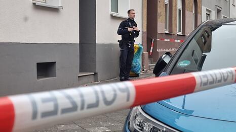 Der Tatort wurde mit Flatterband abgesperrt.