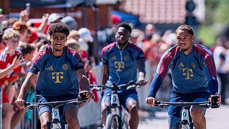 Wer holt sich den Stammplatz als Linksverteidiger? Neuzugang Nathaniel Brown (l.) fordert Alphonso Davies (hinten) heraus.