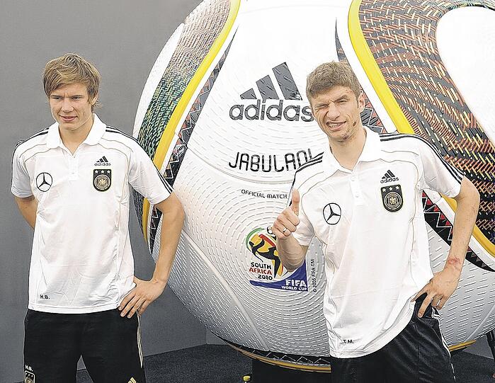 Augenzwinkernde Models: Holger Badstuber (li.) und Thomas Müller posieren vor dem überdimensionalen Fußball im Trainingslager des DFB-Teams in Südtirol.