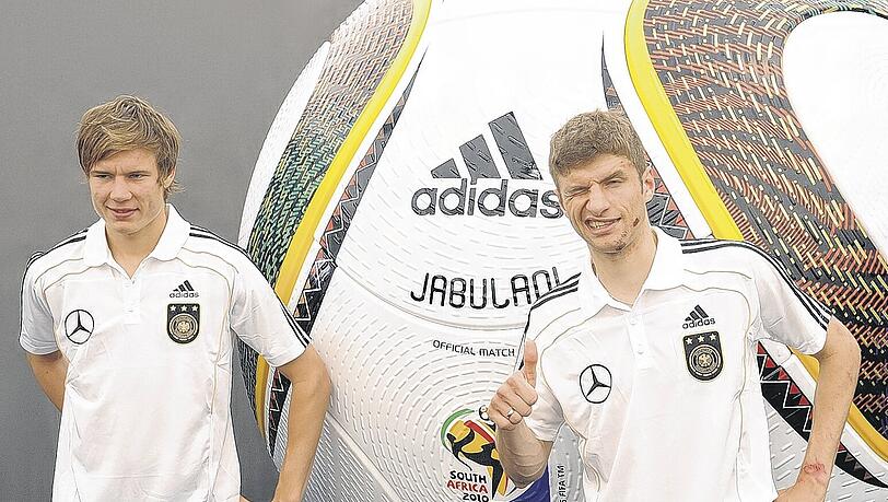 Augenzwinkernde Models: Holger Badstuber (li.) und Thomas Müller posieren vor dem überdimensionalen Fußball im Trainingslager des DFB-Teams in Südtirol. Augenzwinkernde Models: Holger Badstuber (li.) und Thomas Müller posieren vor dem überdimensionalen Fußball im Trainingslager des DFB-Teams in Südtirol.