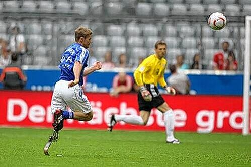 "Unglaublich, woher der Kerl die Kraft schöpft": Wojtek Czyz beim Gaudi-Kick in Fröttmaning.