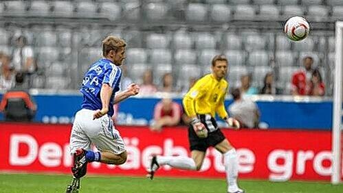 "Unglaublich, woher der Kerl die Kraft schöpft": Wojtek Czyz beim Gaudi-Kick in Fröttmaning. "Unglaublich, woher der Kerl die Kraft schöpft": Wojtek Czyz beim Gaudi-Kick in Fröttmaning.