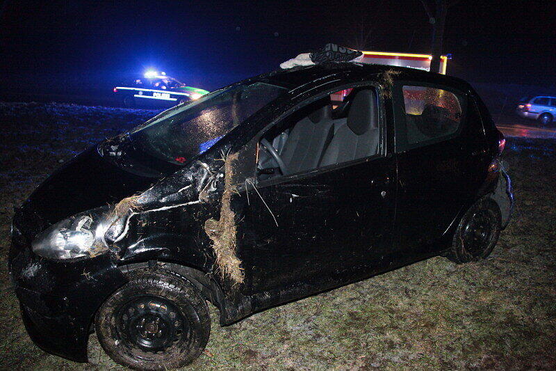 Auf spiegelglatter Fahrbahn hat sich am Sonntagmorgen bei Altötting ein Pkw überschlagen. Zwei Personen wurden dabei leicht verletzt. Die Bilder.