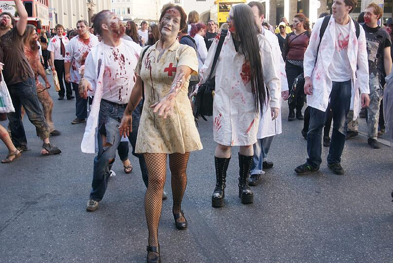 Die neue Staffel von "The Walking Dead" startet demnächst wieder bei FOX. Fans dieser Thriller- Reihe aus aller Welt feiern das auf sehr spekakuläre Art und Weise: Mit einem Zombiewalk. Übel zugerichtet und mit Kunstblut übersät erschrecken gut 700 Fans die Münchner am Karlsplatz Stachus. Die schrägsten Bilder.