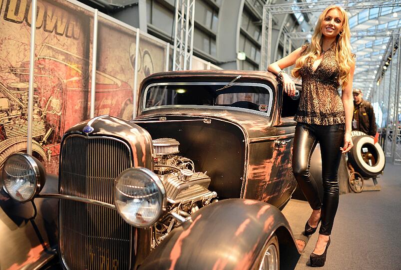Sexy im animalischen Oberteil: Rosanna Davison präsentiert einen rattig gestylten Wagen...