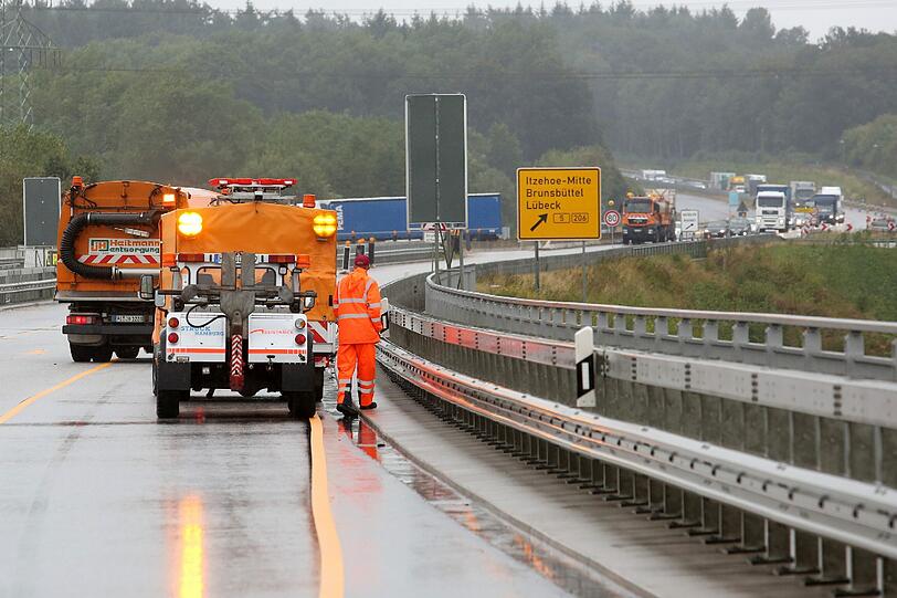 Schrecklicher Unfall bei Itzehoe: Ein überfüllter Audi rast in den Gegenverkehr. Zwei Menschen, darunter ein Kind, sterben bei dem Frontalcrash. Die Bilder von der Unfallstelle.