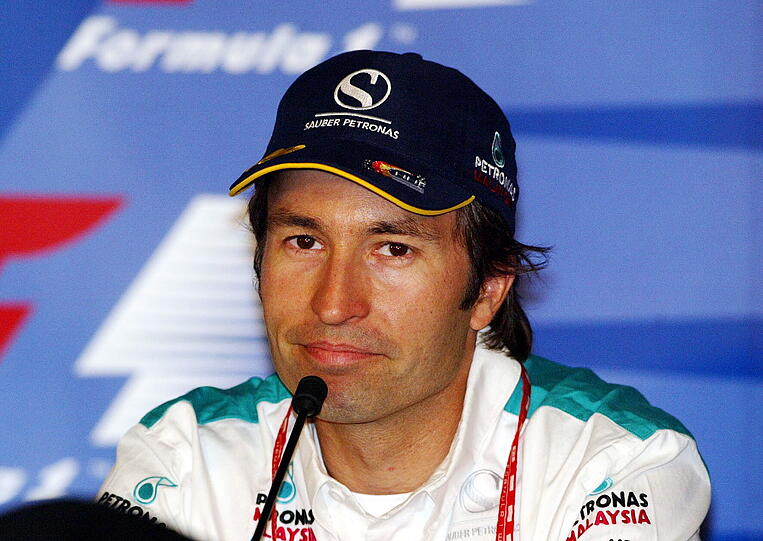 Platz 10: Es gibt nicht wenige, die behaupten, dass Heinz-Harald Frentzen im Vergleich mit Schumi das größere Talent gewesen sei. Geholfen hat das allerdings nicht. Das lag vor allem daran, dass &bdquo;HHF&ldquo; in entscheidenden Momenten oft die falschen Entscheidungen getroffen hat. Als Frank Williams ihn 1994 für den tödlich verunglückten Ayrton Senna haben wollte, sagte er ab und hielt lieber dem Sauber-Team die Treue.