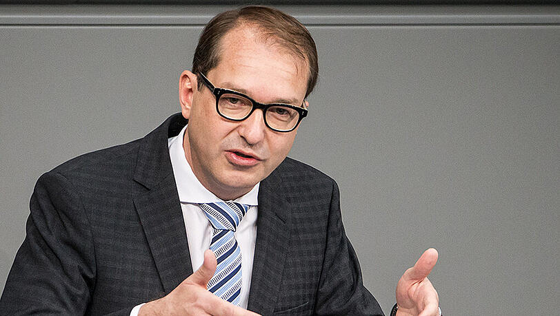 Mit seinem Plan zur Gründung einer Bundesautobahngesellschaft stößt Dobrindt auf Widerstand aus der eigenen Partei Mit seinem Plan zur Gründung einer Bundesautobahngesellschaft stößt Dobrindt auf Widerstand aus der eigenen Partei