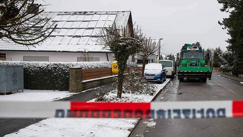 Einsatzkräfte der Polizei am Anwesen der vermissten Ehepaars in Schnaittach.