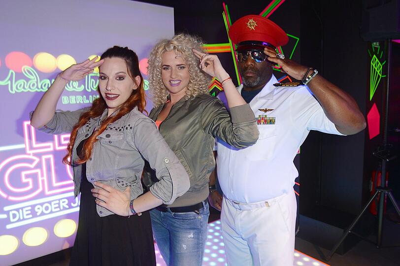 Captain Jack mit Tänzerin und Sarah Knappik