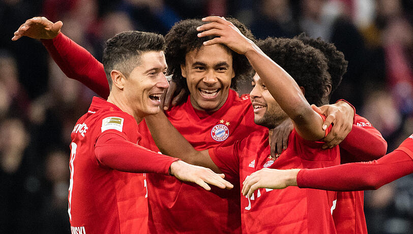 Robert Lewandowski (links) und Serge Gnabry (rechts) stehen gegen Hertha BSC im Kader des FC Bayern.