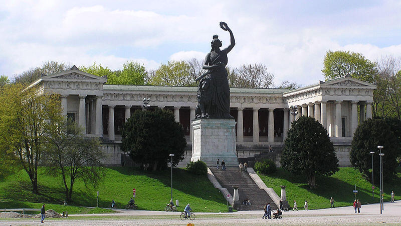Eines der bekanntesten Werke von Architekt Leo von Klenze: Die Ruhmeshalle oberhalb der Theresienwiese. Sie ist  nur eines der zahlreichen Gebäude, die er für König Ludwig I. entwarf.
