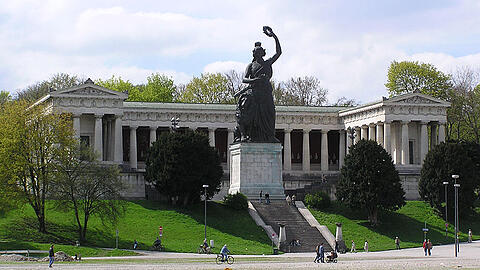 Eines der bekanntesten Werke von Architekt Leo von Klenze: Die Ruhmeshalle oberhalb der Theresienwiese. Sie ist  nur eines der zahlreichen Gebäude, die er für König Ludwig I. entwarf.