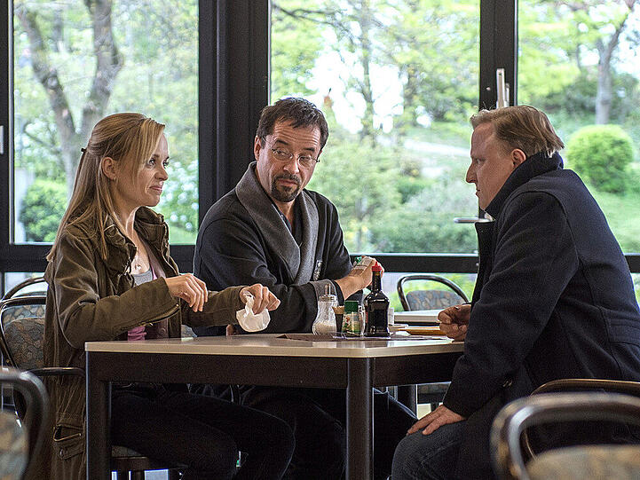 Nadeshda (F. Kempter) ermittelt mit ihrem Chef Kommissar Frank Thiel (A. Prahl, M) und Prof. Boerne (J. Liefers) in der Sanusklinik
