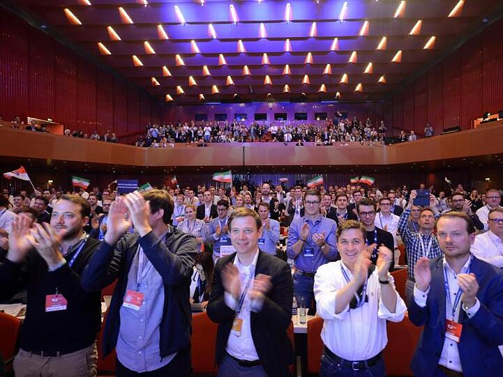 Delegierte applaudieren beim Deutschlandtag der Jungen Union in Saarbrücken.