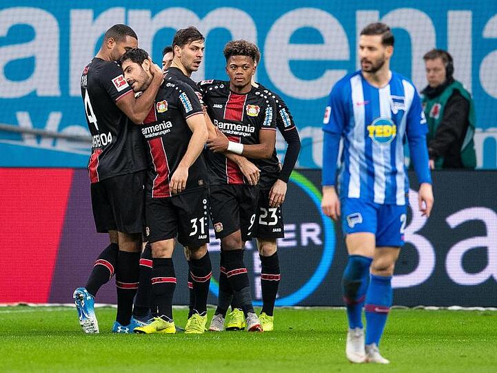 Leverkusen muss nach dem Unentschieden gegen Schalke in Berlin punkten, um die Champions-League-Chance zu wahren.