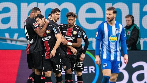 Leverkusen muss nach dem Unentschieden gegen Schalke in Berlin punkten, um die Champions-League-Chance zu wahren.