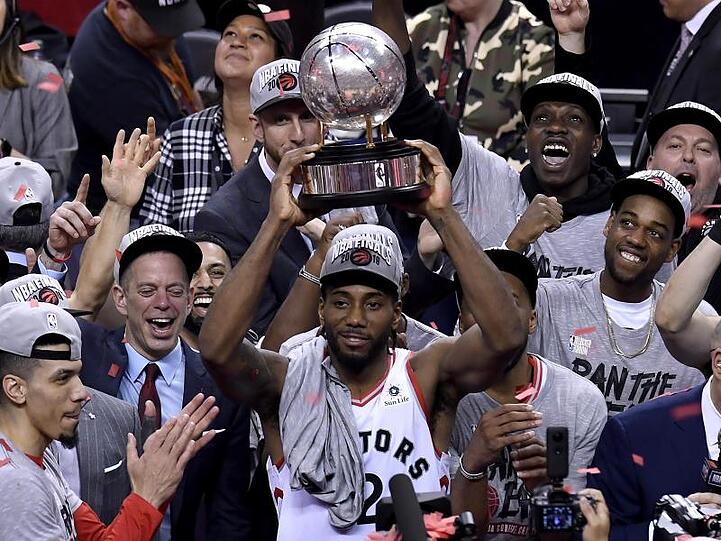 Raptors-Star Kawhi Leonard mit der Trophäe der Eastern Conference.