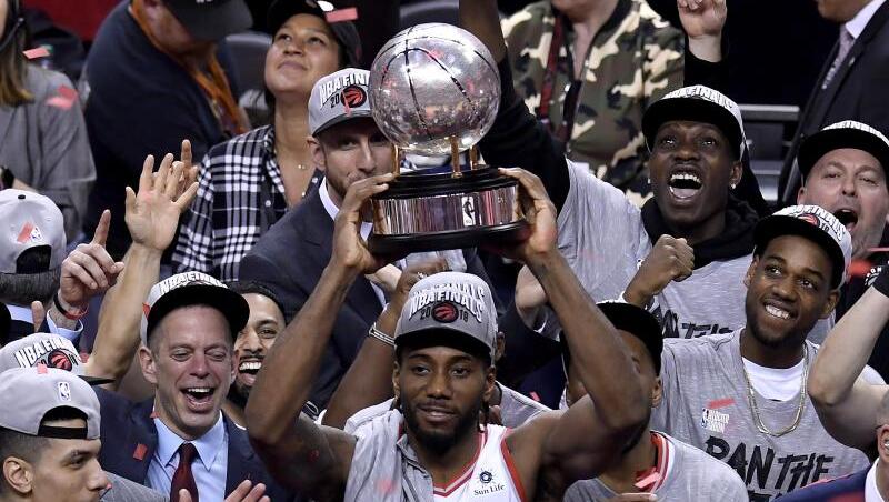 Raptors-Star Kawhi Leonard mit der Trophäe der Eastern Conference. Raptors-Star Kawhi Leonard mit der Trophäe der Eastern Conference.