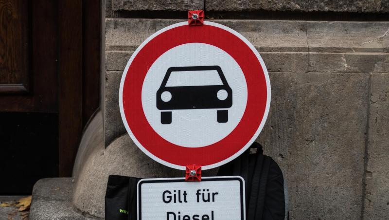 Ein Verkehrsschild, das ein "Verbot für Kraftfahrzeuge" mit dem Zusatz "Gilt für Diesel" beschreibt, steht an eine Mauer gelehnt. Foto: Andreas Arnold/Archiv Ein Verkehrsschild, das ein "Verbot für Kraftfahrzeuge" mit dem Zusatz "Gilt für Diesel" beschreibt, steht an eine Mauer gelehnt. Foto: Andreas Arnold/Archiv