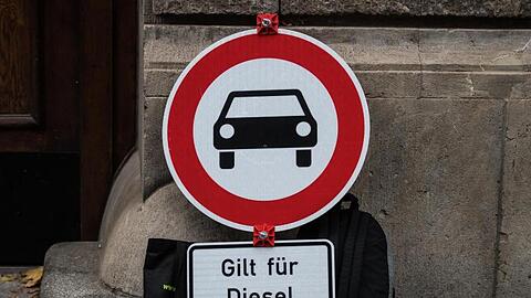 Ein Verkehrsschild, das ein "Verbot für Kraftfahrzeuge" mit dem Zusatz "Gilt für Diesel" beschreibt, steht an eine Mauer gelehnt. Foto: Andreas Arnold/Archiv