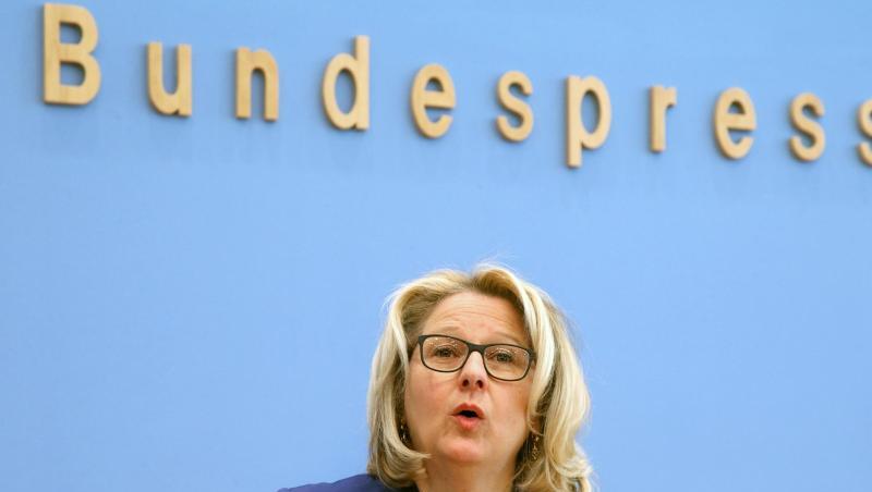Bundesumweltministerin Schulze schlägt Maßnahmen vor, mit denen sich die Digitalisierung klimafreundlich gestalten lässt. Bundesumweltministerin Schulze schlägt Maßnahmen vor, mit denen sich die Digitalisierung klimafreundlich gestalten lässt.