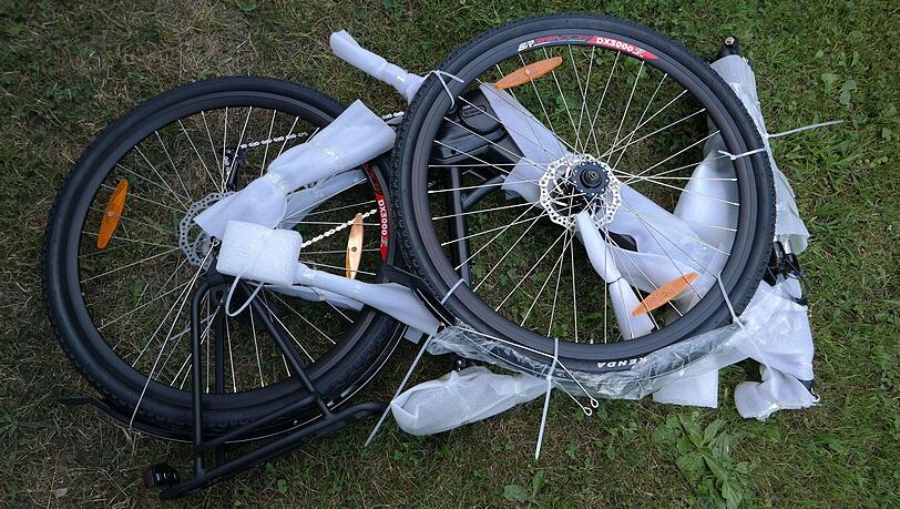 So wird das Bike aus China im Karton angeliefert. Die Montage ist leicht zu bewerkstelligen.