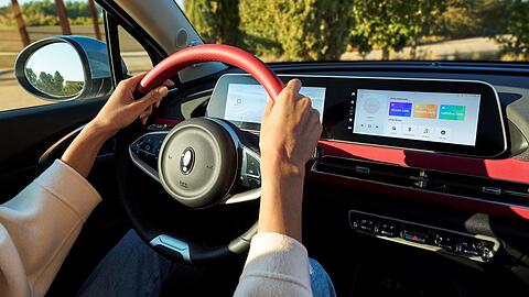 Sprachassistenten in Autos sind praktisch - und erhöhen die Sicherheit, weil die Hände am Lenkrad bleiben