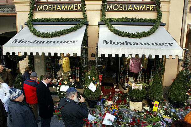Nach seinem Tod: Vor dem Geschäft von Rudolph Moshammer in der Maximilianstraße legten die Münchner Blumen nieder und stellten Kerzen auf.