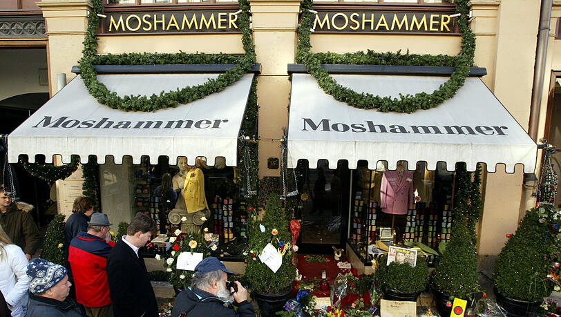 Nach seinem Tod: Vor dem Geschäft von Rudolph Moshammer in der Maximilianstraße legten die Münchner Blumen nieder und stellten Kerzen auf. Nach seinem Tod: Vor dem Geschäft von Rudolph Moshammer in der Maximilianstraße legten die Münchner Blumen nieder und stellten Kerzen auf.